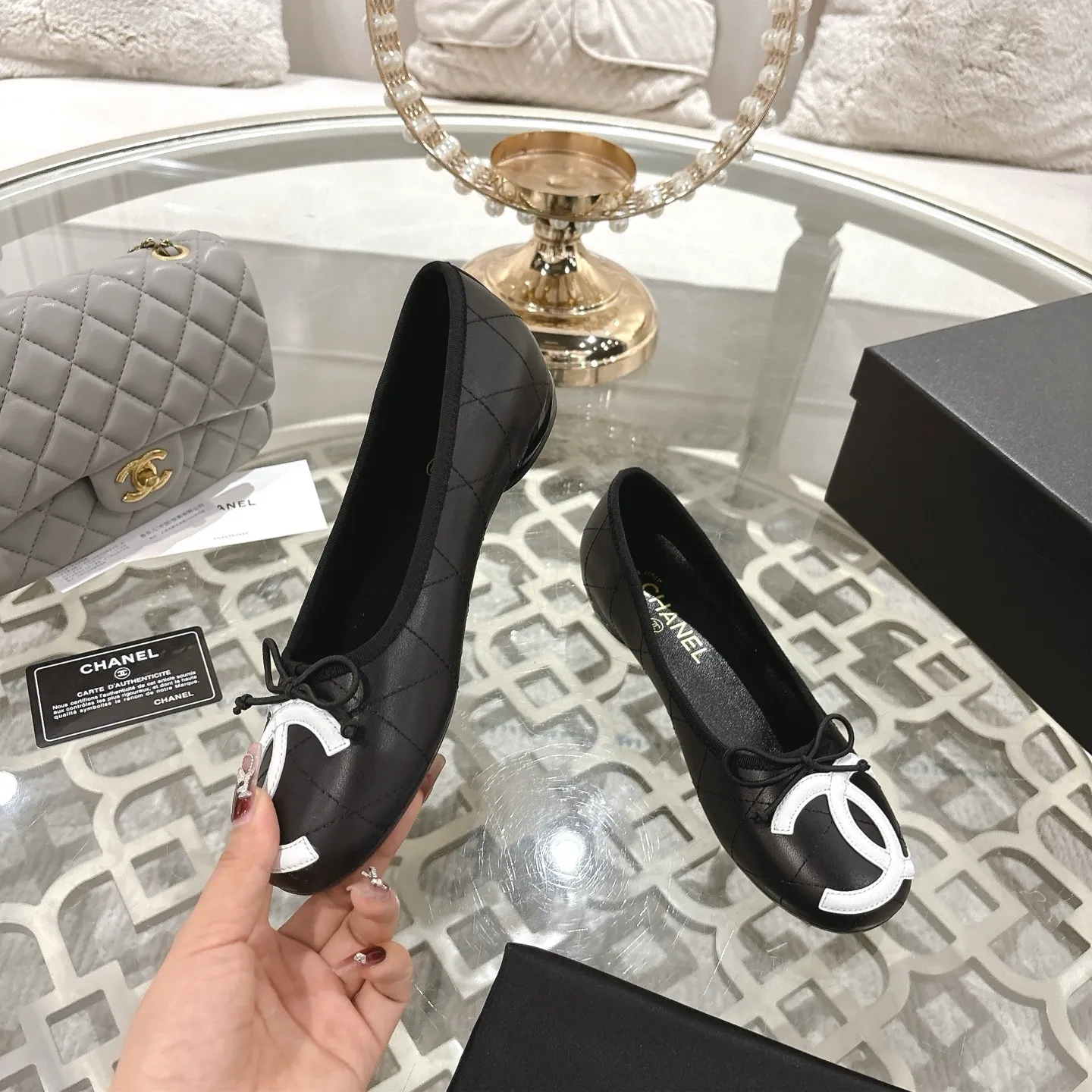 👟👟Ex-factory price 540👟👟 Women's shoes, women's clothing, women's shoes, women's clothing [Purchasing-grade quality] CHANEL Xiaoxiang 25/A new summer bow-tie shoes 💃 This pair of "dancing shoes" is so beautiful! Made of cowhide fabric + exquisite electric embroidery, every detail exudes a sense of high-end ~ classic bow design, Italian genuine leather sole, comfortable and elegant on the feet, a perfect must-have for fairies!  🌟 All counters are from the same source! All materials are customized according to the original 1:1, and are developed and patterned from genuine products. The quality is absolutely assured ~ a classic that must be bought every year, a versatile artifact that looks great whether paired with skirts or jeans!  💖 The perfect finishing touch for summer outfits, sisters, just do it! 👉 Fabric: Imported sheepskin Lining: Imported sheepskin Outsole: Private molded outsole Size: 35-40 Leather surface